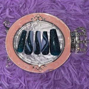 Reflective aqua press on nails